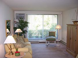 Quiet 1 Bedroom Apartment with a Lovely View with Free Garage in Madison, WI (Photo 5 of 5)