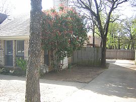 Lovely 2 Bedroom Duplex Home - Walk to Grapevine High in Grapevine, TX (Photo 2 of 10)