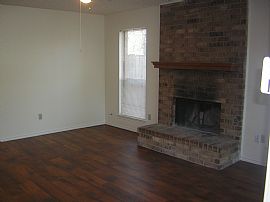 Lovely 2 Bedroom Duplex Home - Walk to Grapevine High in Grapevine, TX (Photo 3 of 10)