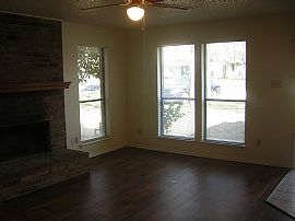 Lovely 2 Bedroom Duplex Home - Walk to Grapevine High in Grapevine, TX (Photo 5 of 10)