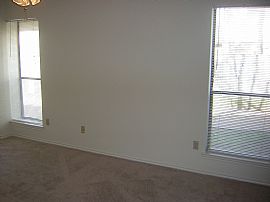 Lovely 2 Bedroom Duplex Home - Walk to Grapevine High in Grapevine, TX (Photo 9 of 10)