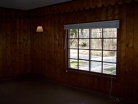 Lovely 2 Bedroom Duplex Home with Private Yard in Algonquin, IL (Photo 2 of 4)