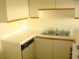 Attractive 2 Bedroom Apartment - 1st Month Free! in Hawthorne, CA (Photo 2 of 4)