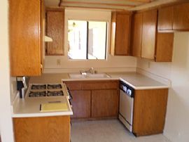 Cozy 3 Bedroom Apartment - One Month Free! with Pool and Spa in Hawthorne, CA (Photo 2 of 10)