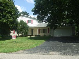 Beautiful 4 Bedroom Family Home in Safe, Excellent Neighborhood in Bloomfield, MI