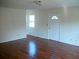 New, Renovated 3 Bedroom Home with Den  in Norfolk, VA (Photo 2 of 8)