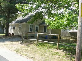 Quaint 5 Room, 2 Bedroom Cottage - Great alternative to Condo in Riverside, RI (Photo 2 of 10)