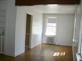 Quaint 5 Room, 2 Bedroom Cottage - Great alternative to Condo in Riverside, RI (Photo 7 of 10)