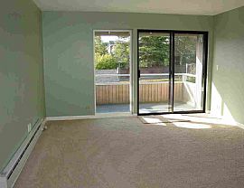 1 Bedroom Condo- Close In, Quiet, Convenient with Heated Pool in Bellevue, WA (Photo 2 of 5)