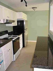 1 Bedroom Condo- Close In, Quiet, Convenient with Heated Pool in Bellevue, WA