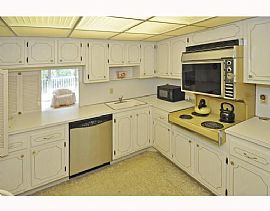 Spacious 1 Bedroom Condo with Pool and Balcony in Beach Location in Fort Lauderdale, FL (Photo 5 of 7)