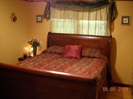 Cozy, Quaint 2 Bedroom Cabin in Mountains with Creek in Waynesville, NC (Photo 2 of 6)