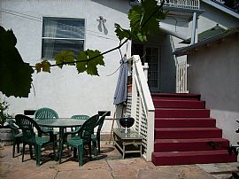 Beautiful 3 Bedroom Home with Yard in Glendale, CA (Photo 2 of 9)