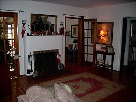 Beautiful 3 Bedroom Home with Yard in Glendale, CA (Photo 5 of 9)