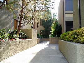 Upscale, Contemporary 2 Bedroom Condo with Fireplace in Pasadena, CA (Photo 4 of 10)