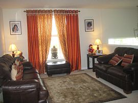 Stylish 3 Bedroom Luxury Townhome with 2 Car Garage in Lindenhurst, IL (Photo 2 of 9)