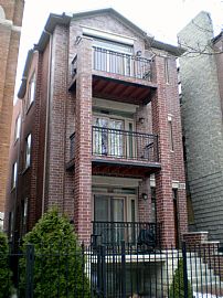 Top Floor, 2 Bedroom Condo with Vaulted Ceiling and Skylight  in Chicago, IL