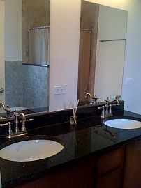 Top Floor, 2 Bedroom Condo with Vaulted Ceiling and Skylight  in Chicago, IL (Photo 4 of 4)