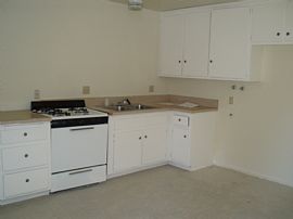 Spacious 2 Bedroom Duplex Apartment - Newly Painted - $950 in Pomona, CA (Photo 4 of 10)