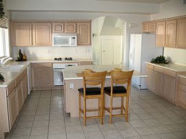 Comfy 4 Bedroom Home with Office in Gated Lake Community in Gilbert, AZ (Photo 3 of 6)