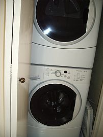 Sparkling, Bright 2 Bedroom Townhouse with Updated Features in Foster City, CA (Photo 8 of 11)