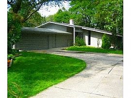 Very Spacious Tri-Level, 3 Bedroom Home with Mud Room in Farmington Hills, MI (Photo 3 of 3)