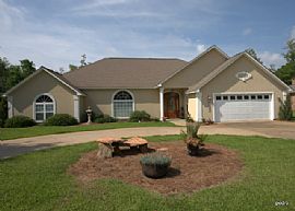 Bright and Airy 4 Bedroom Home - Walk to The Golf Course in Ocean Springs, MS