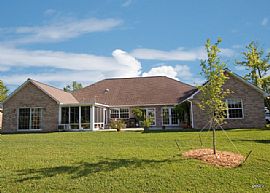 Bright and Airy 4 Bedroom Home - Walk to The Golf Course in Ocean Springs, MS (Photo 2 of 12)