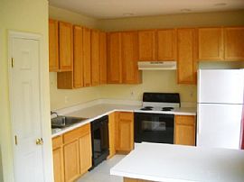 Luxurious 4-Level, 3 BR, 3.5 BA Townhouse with Lots of Light in Upper Marlboro, MD (Photo 3 of 10)