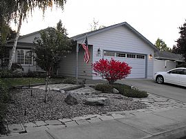 Nice, Neat and Newer 3 Bedroom Home with Skylight in Central Point, OR