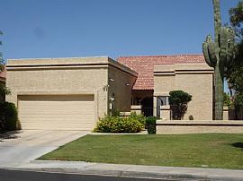Beautiful 2 Bedroom Home in Lake Subdivision - Perfect Location! in Chandler, AZ