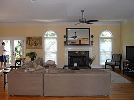 Beautiful 5 Bedroom Luxury Home with Vaulted Ceilings in Atlanta, GA (Photo 7 of 12)