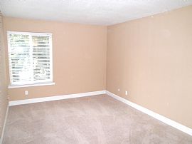 $850 Villa Borgada Condo in Downtown (2881 Huntington Ave.) in Fresno, CA (Photo 5 of 7)