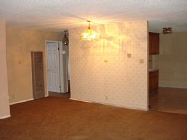 Beautiful 3 Bedroom Apartment with New Carpet in Oakland, CA (Photo 2 of 4)