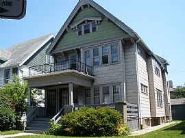 Very Charming 2 Bedroom Lower Duplex Apartment By UWM in Milwaukee, WI