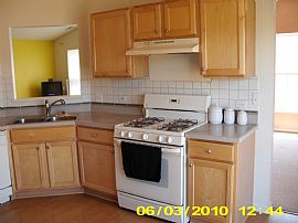 Bright, Beautiful 3 Bedroom Townhouse - Professionally Painted in Aurora, IL (Photo 2 of 6)