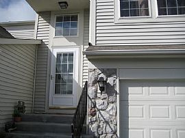Bright, Beautiful 3 Bedroom Townhouse - Professionally Painted in Aurora, IL (Photo 3 of 6)