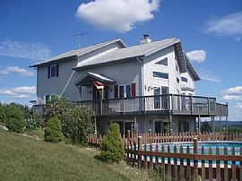 Quaint 4 Bedroom Home on Lake Wisconsin in Poynette, WI
