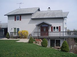 Quaint 4 Bedroom Home on Lake Wisconsin in Poynette, WI (Photo 2 of 6)