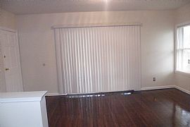 Awesome 1 Bedroom Apartment with Garage Parking in Louisville, KY (Photo 2 of 6)