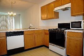 Spacious 2 Bedroom Townhouse with Garage  in Waukegan, IL (Photo 2 of 7)