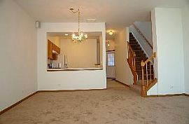 Spacious 2 Bedroom Townhouse with Garage  in Waukegan, IL (Photo 3 of 7)