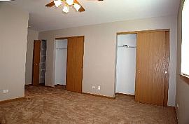 Spacious 2 Bedroom Townhouse with Garage  in Waukegan, IL (Photo 4 of 7)