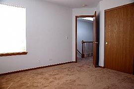 Spacious 2 Bedroom Townhouse with Garage  in Waukegan, IL (Photo 5 of 7)
