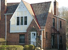 Comfy 2 Bedroom First Floor of Duplex with Small Bonus Room! in Squirrel Hill, PA