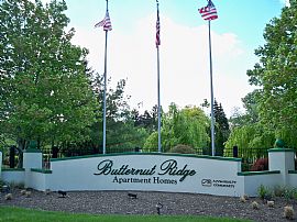 Unbeatable 2 Bedroom Apartment with Den!! in North Olmsted, OH