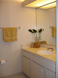 Spacious 2 Bedroom Condo with Den in Scenic and Serene Area in Sunnyvale, CA (Photo 3 of 8)