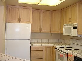 Spacious 2 Bedroom Condo with Den in Scenic and Serene Area in Sunnyvale, CA (Photo 5 of 8)