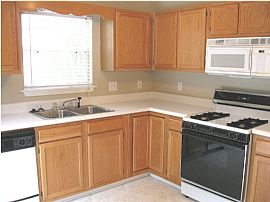 Clean, Spotless 4 Bedroom Home with Eat-In Kitchen in Acworth, GA (Photo 4 of 5)