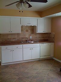 3bdrm/1bath Upper, Laundry Parking Cable Internet Included in Milwaukee, WI